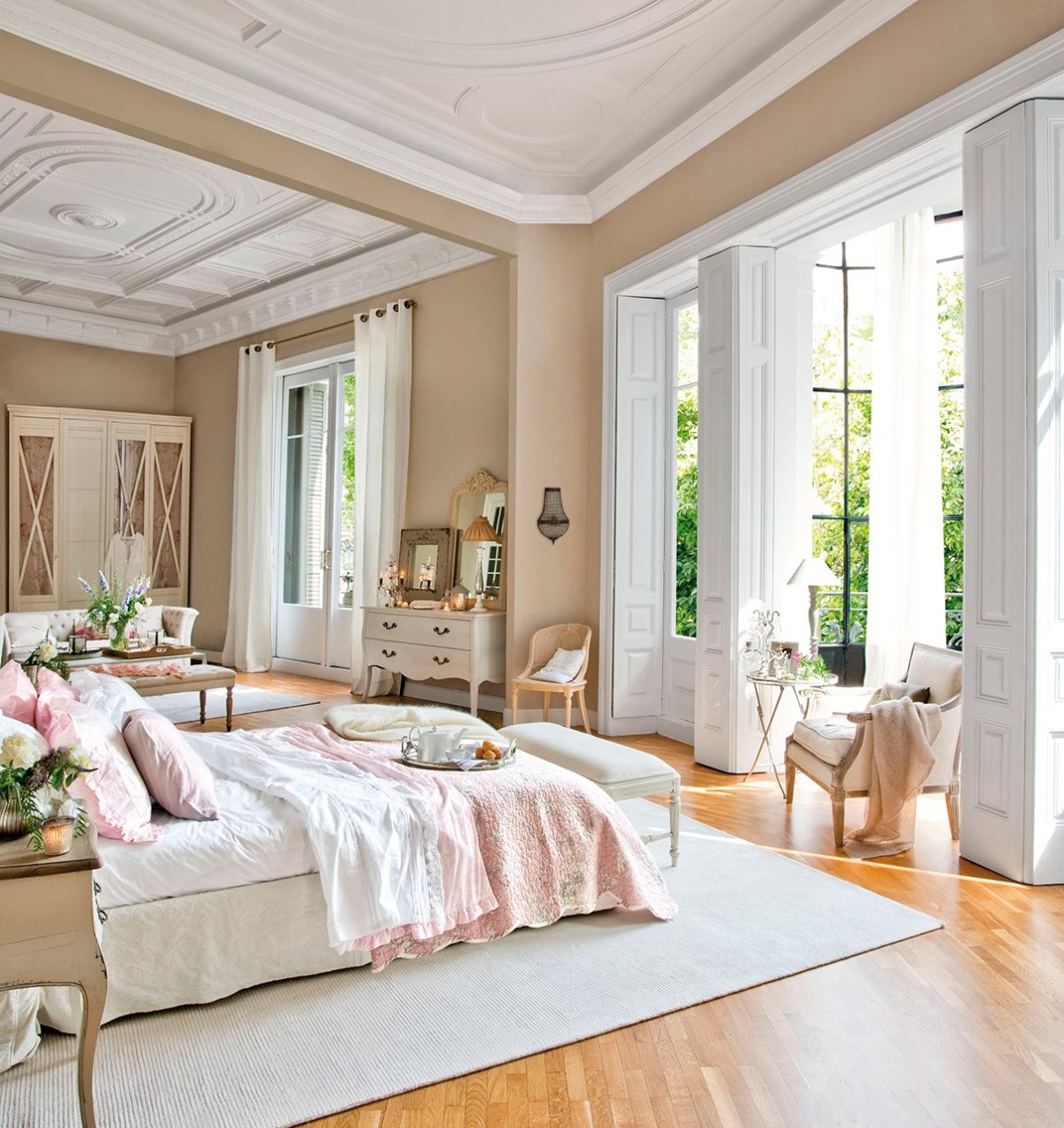 Спальная в светлых тонах