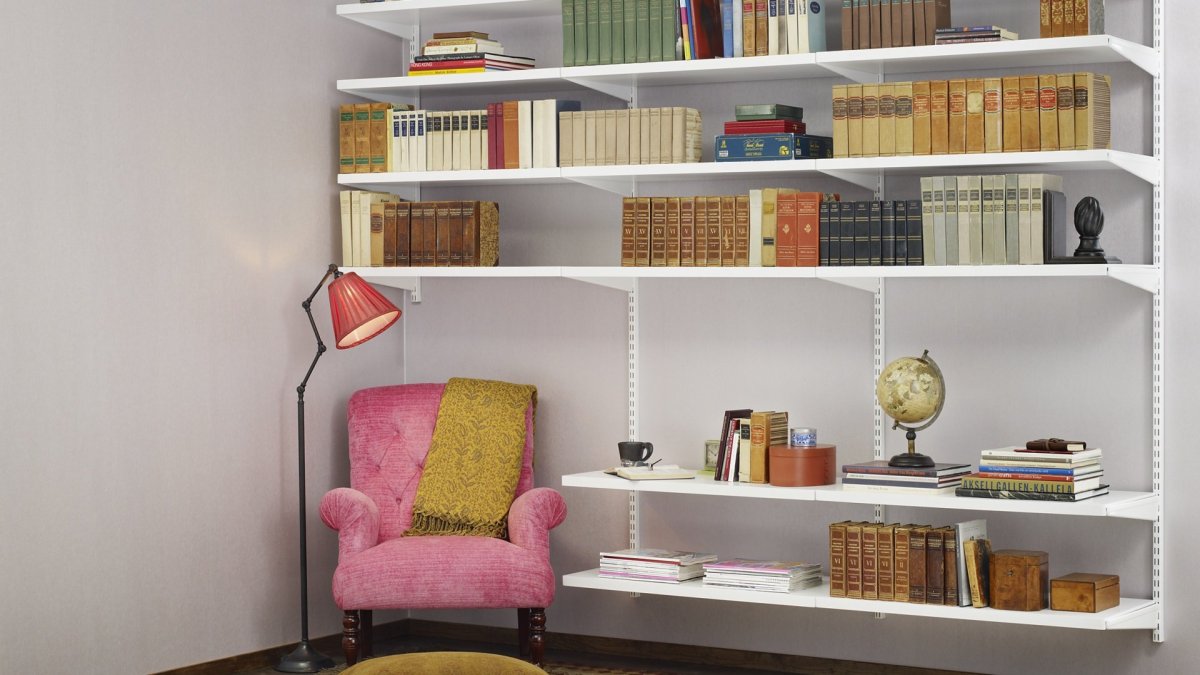 Книжный стеллаж в комнате