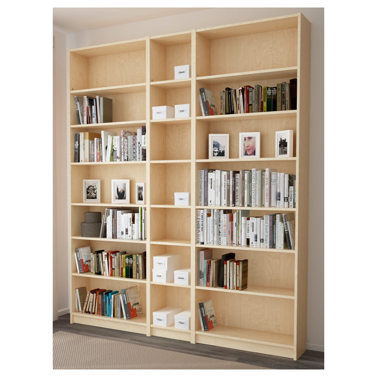 Книжный стеллаж в маленькой комнате