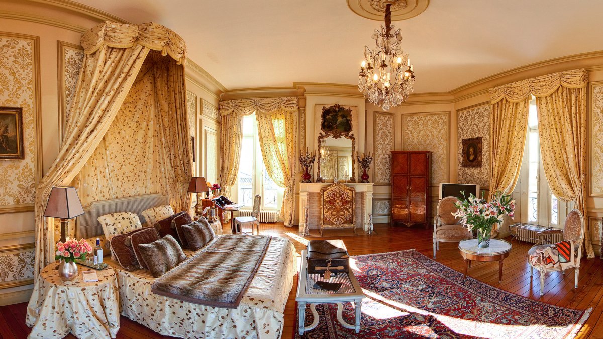 Готическая спальня