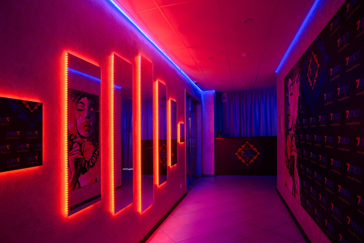 Гибкий неон в интерьере деревянного дома