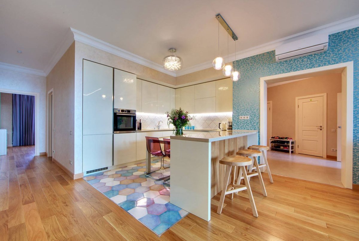 Гостиная совмещенная с кухней в светлых тонах