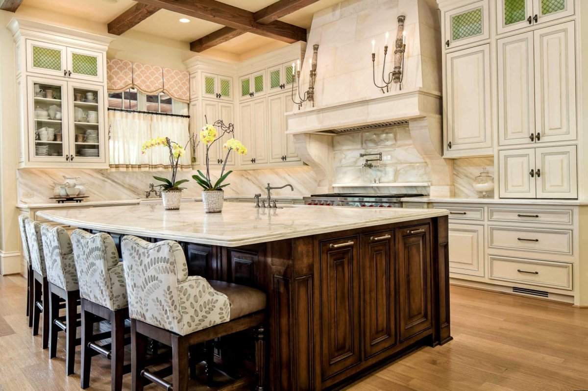 Кухня в стиле Прованс с островом в доме