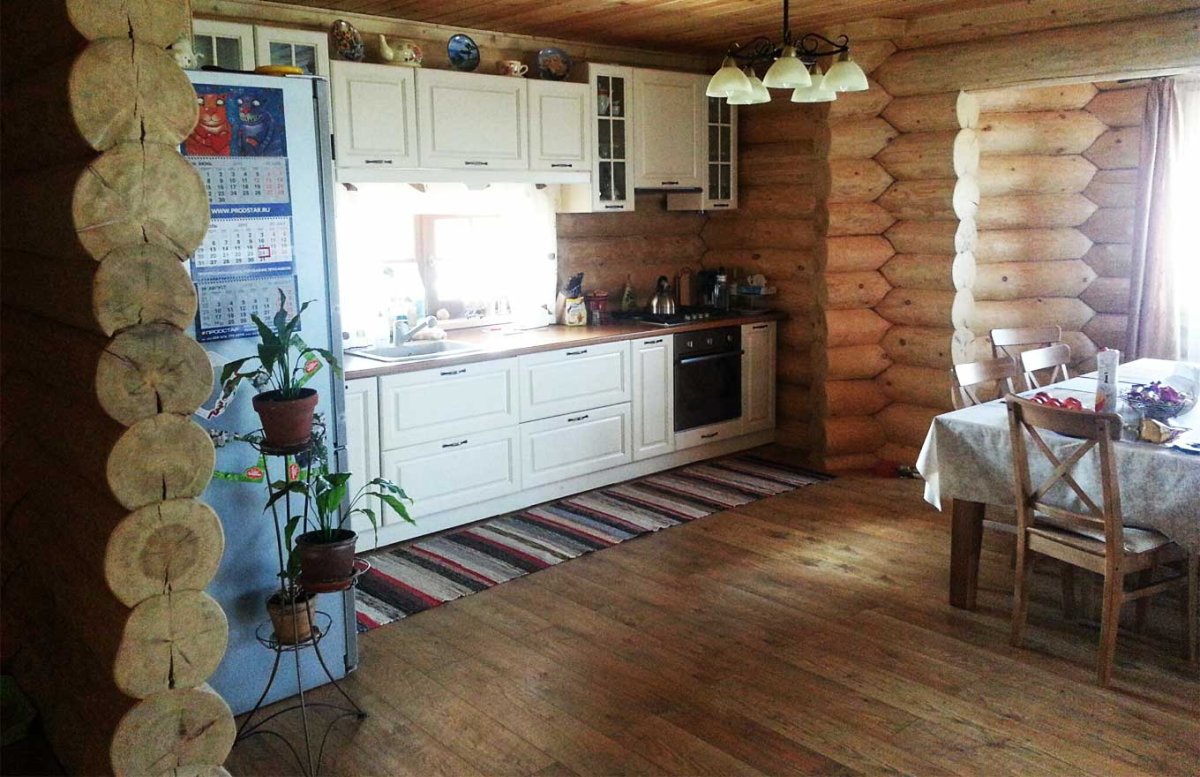 Пол в доме из оцилиндрованного бревна