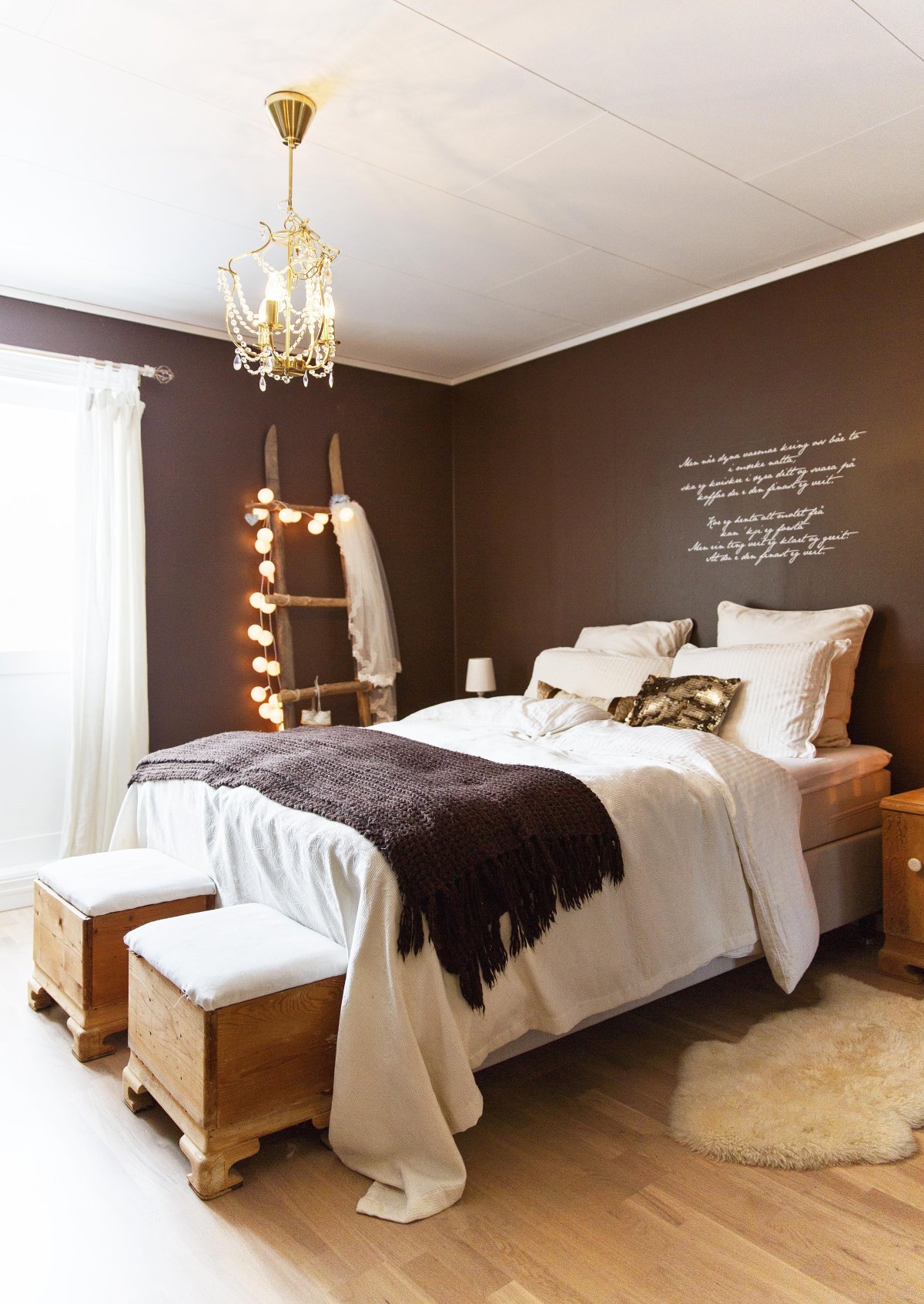 Изумрудные стены в спальне