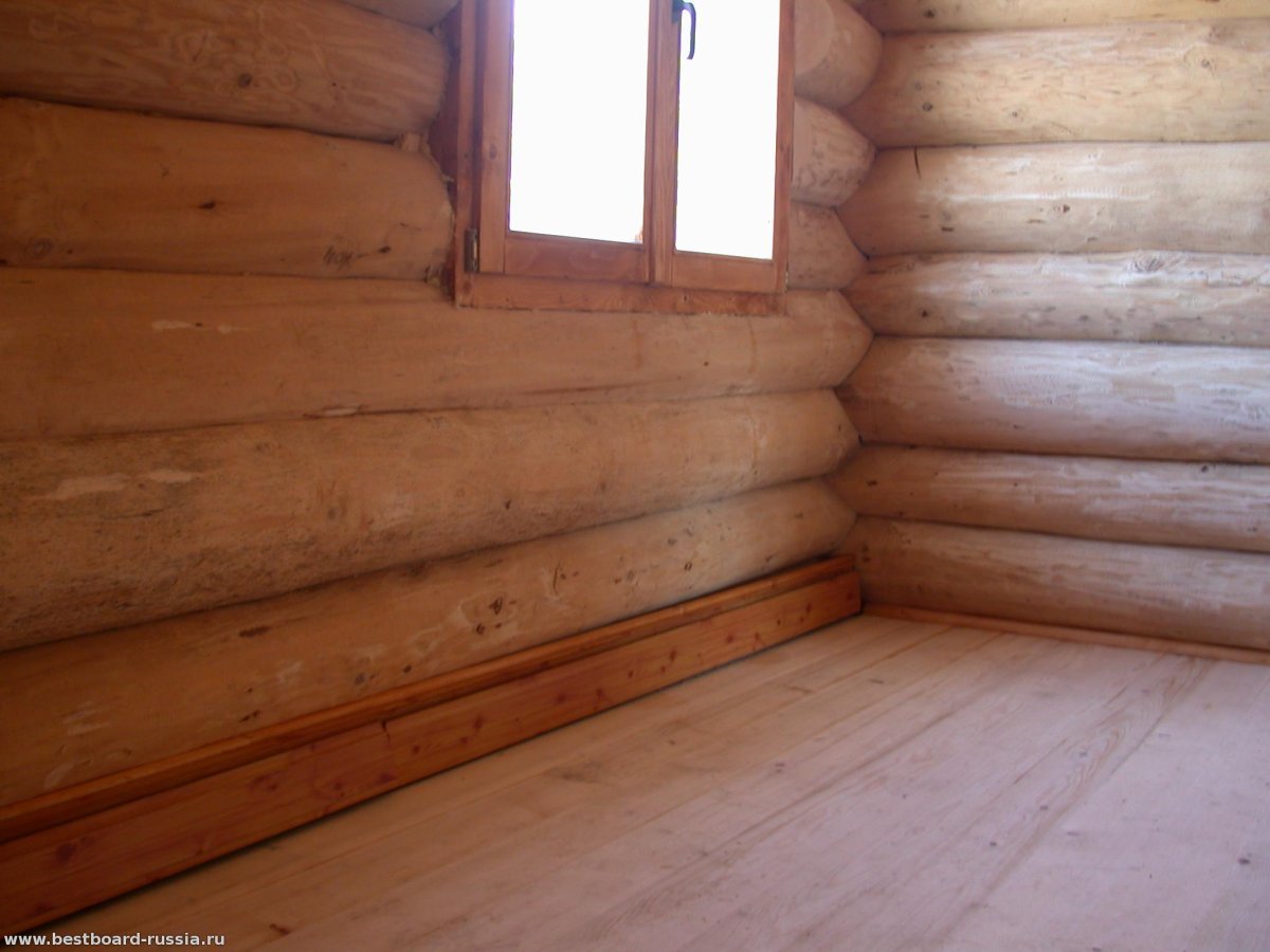 Плинтус в доме из оцилиндрованного бревна