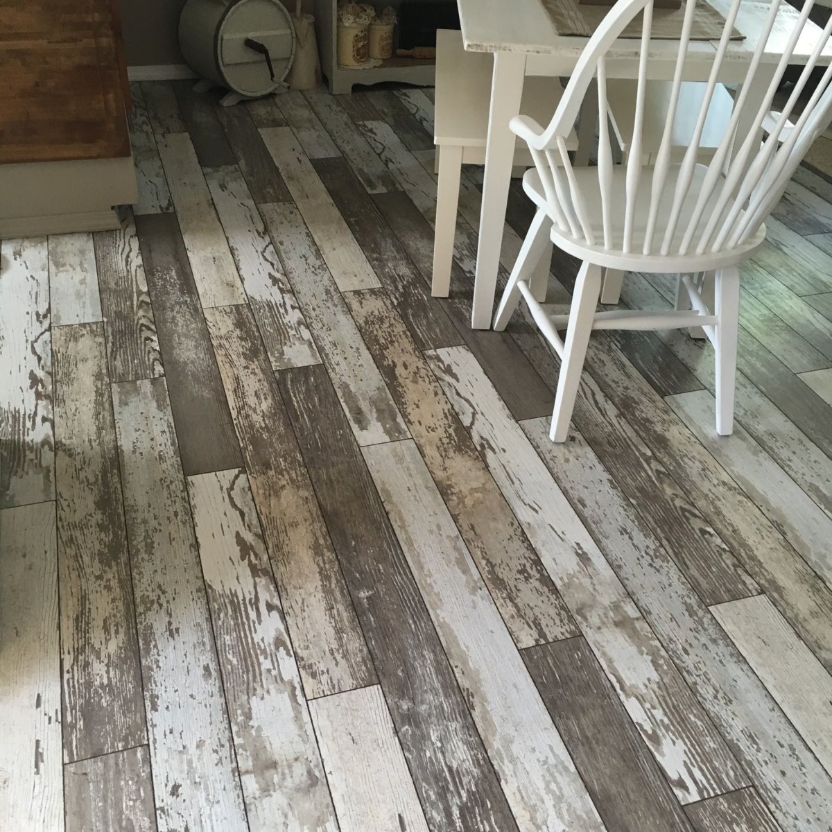 Серый дощатый пол