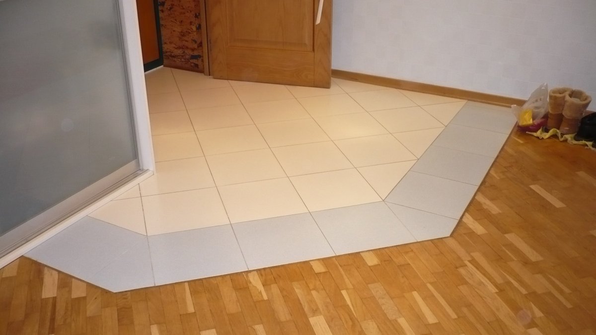 Стык плитки и ламината