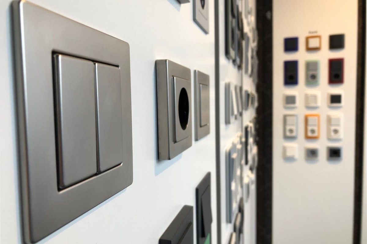 Сонге над кроватью