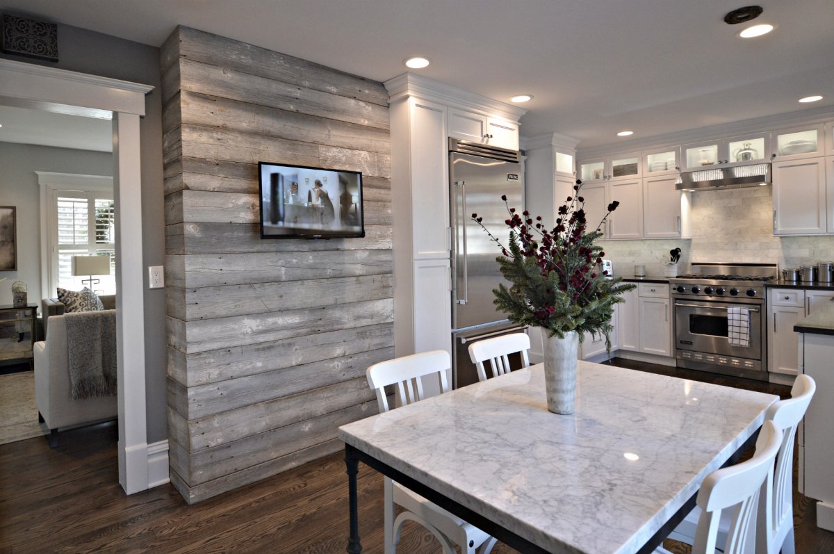 Кухня гостиная с ламинатом на стене