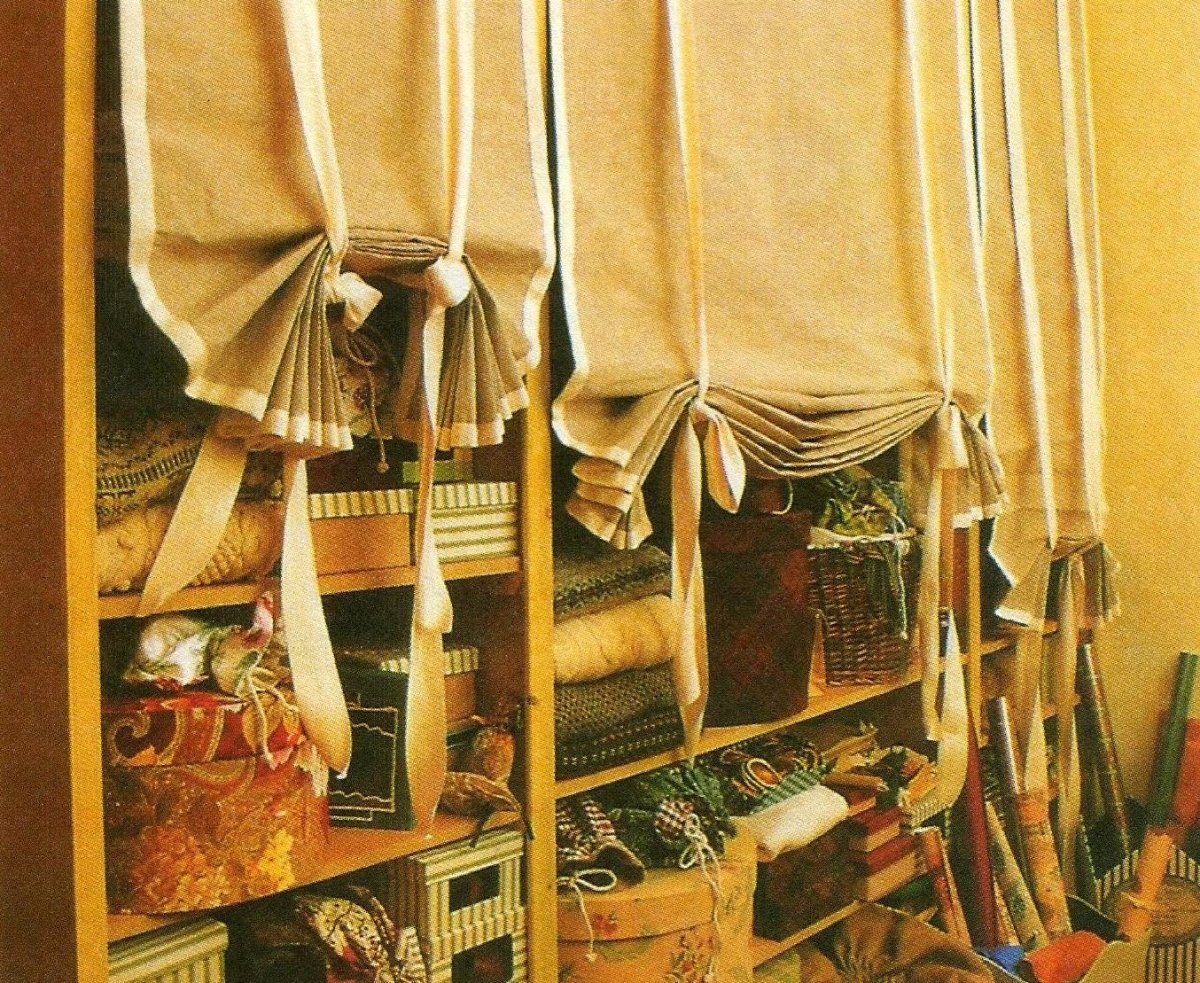 Стеллаж с занавеской