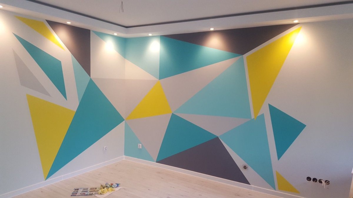 Стена в детскую красками геометрические