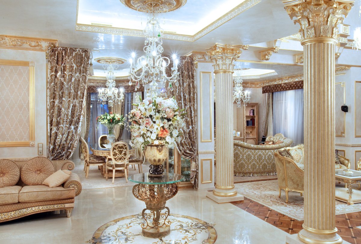 Спальня в классическом стиле с колоннами