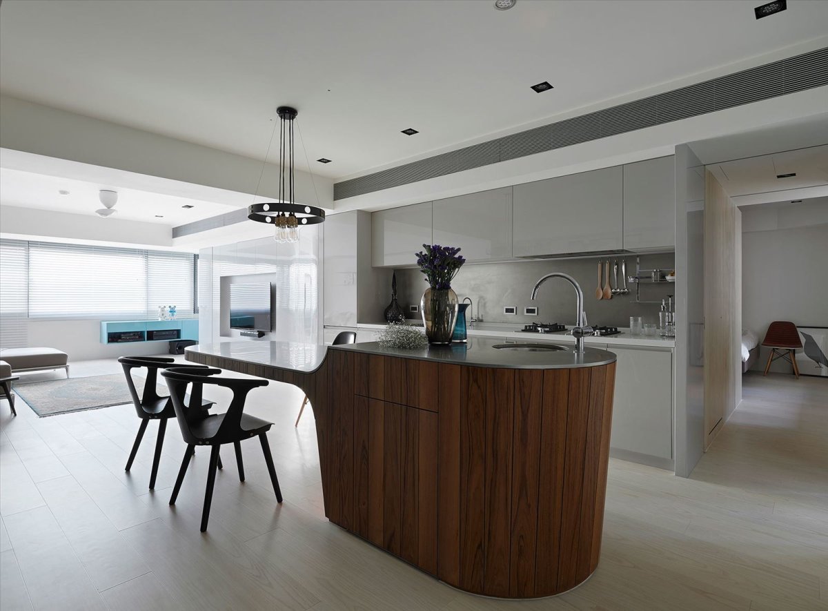 Кухня студия с островом