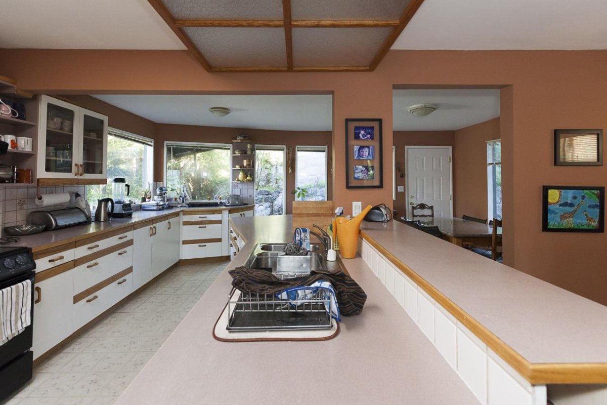 Кухня с барной стойкой у окна в частном доме