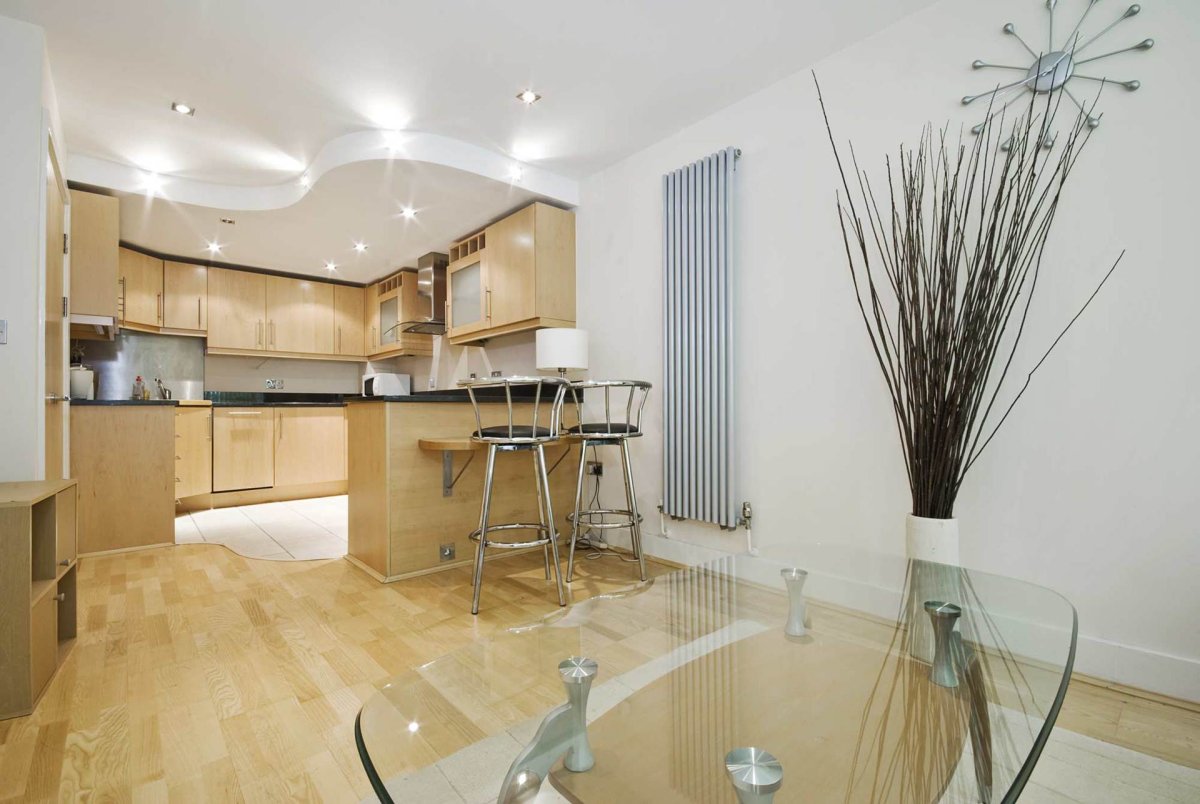 Натяжные потолки в студии с кухней