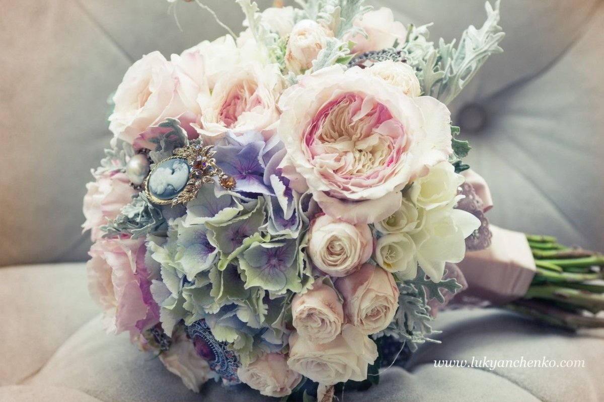 Букет цветов на юбилей нежный