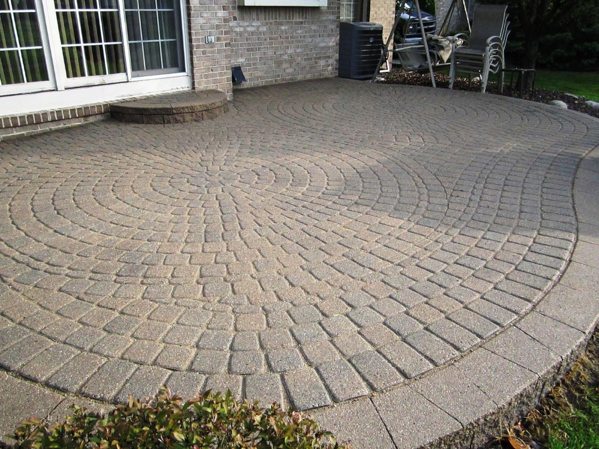 Круглая площадка из тротуарной плитки
