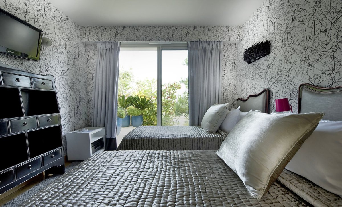 Серые обои в спальне