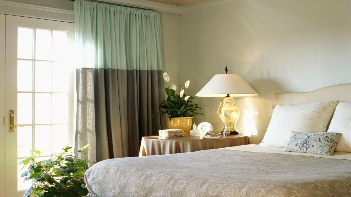 Шторы в интерьере спальни