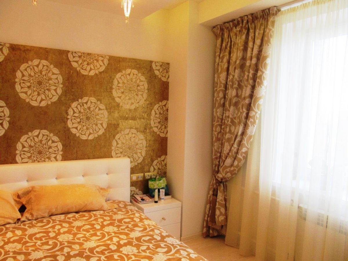 Портьеры в спальню обои желтые