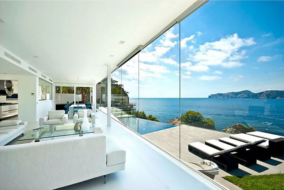 Вилла с панорамными окнами