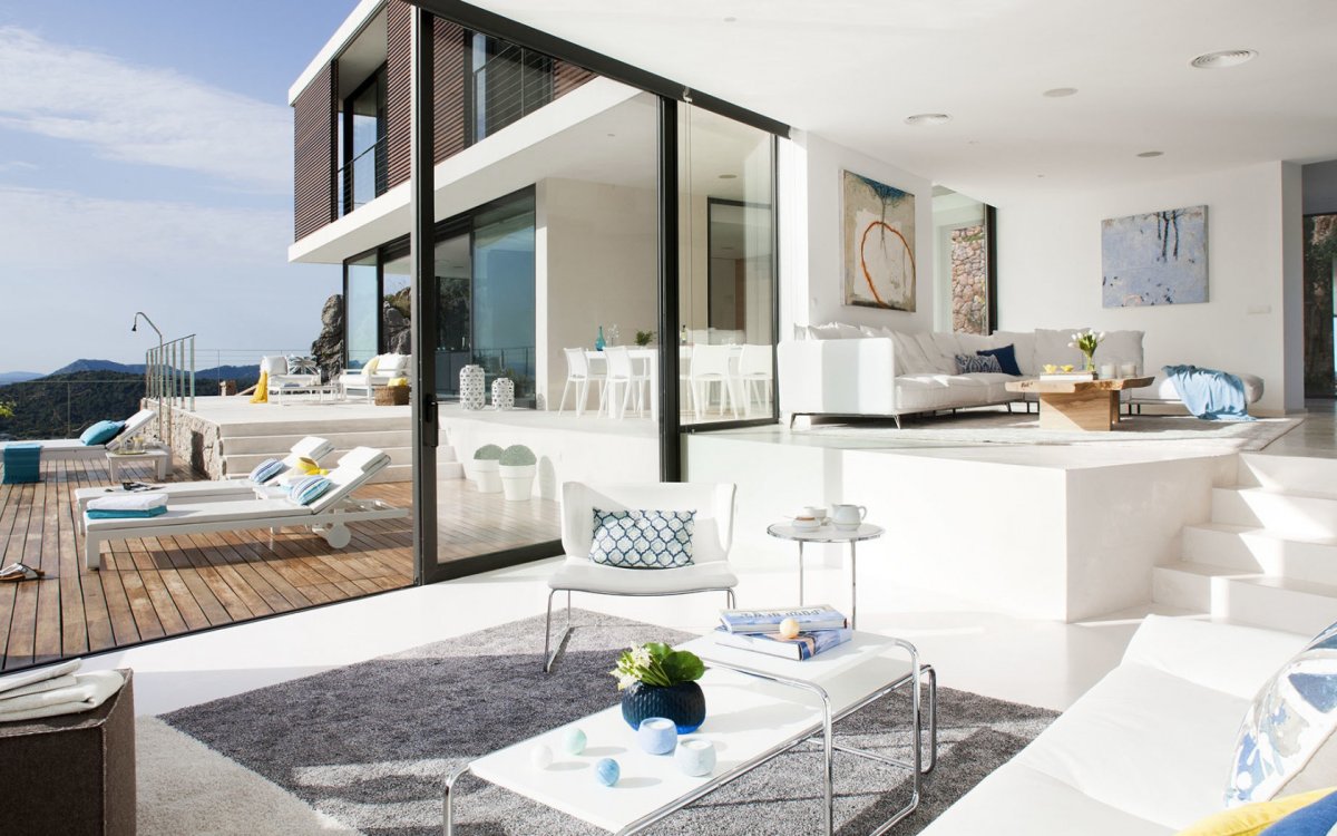 Дом у моря с панорамными окнами