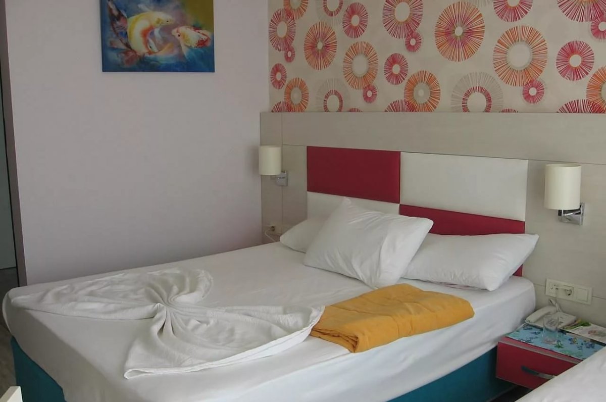 Розетки над прикроватной тумбочкой