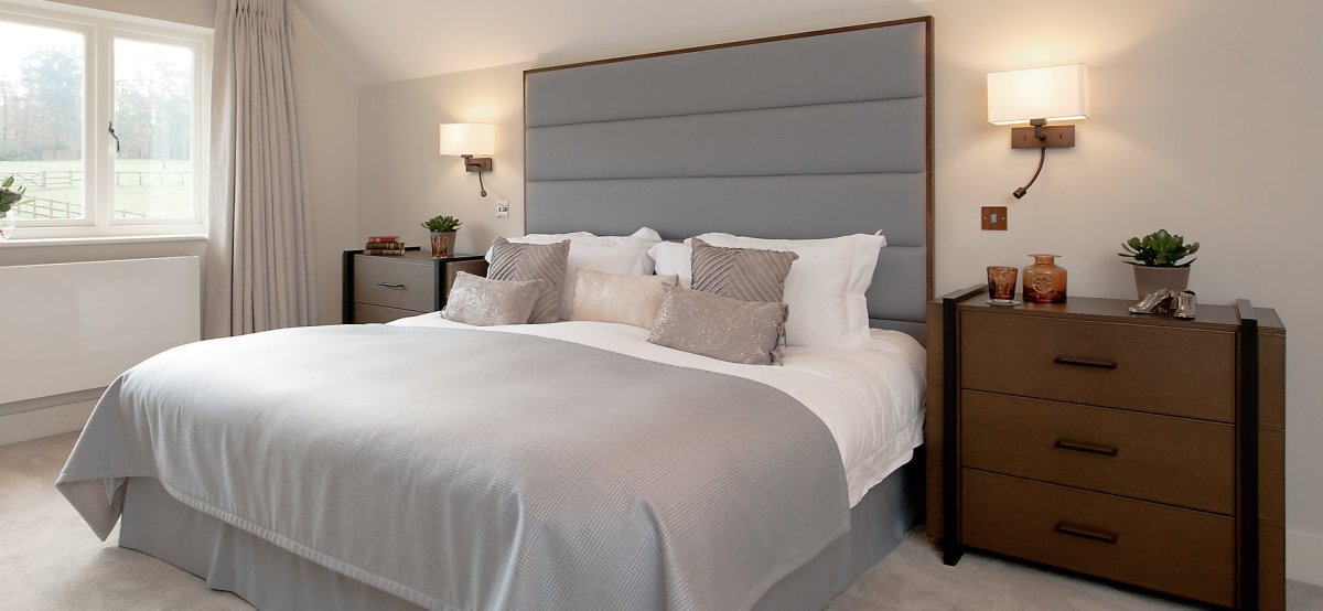 Прикроватные розетки и выключатели в спальне