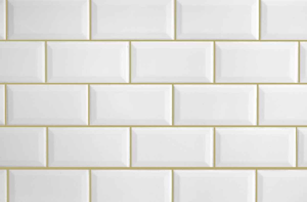 Белая плитка на стене