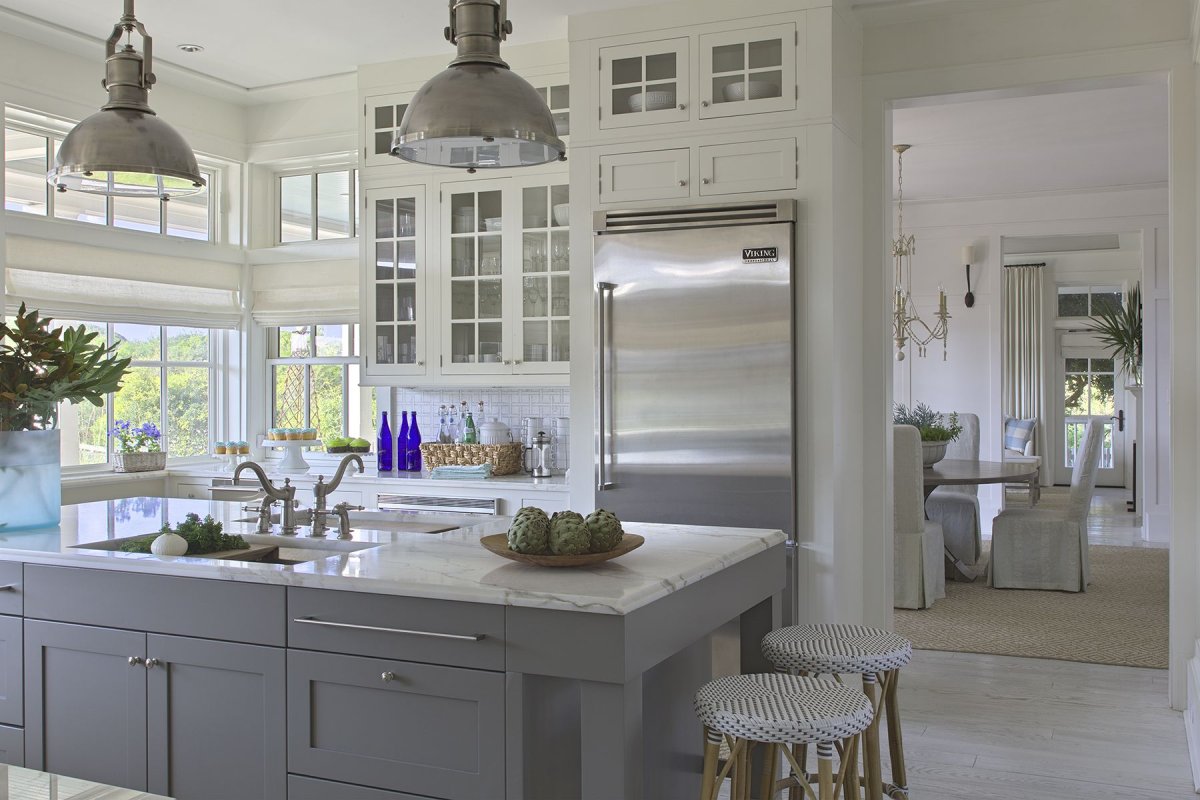 Светлая кухня в американском стиле