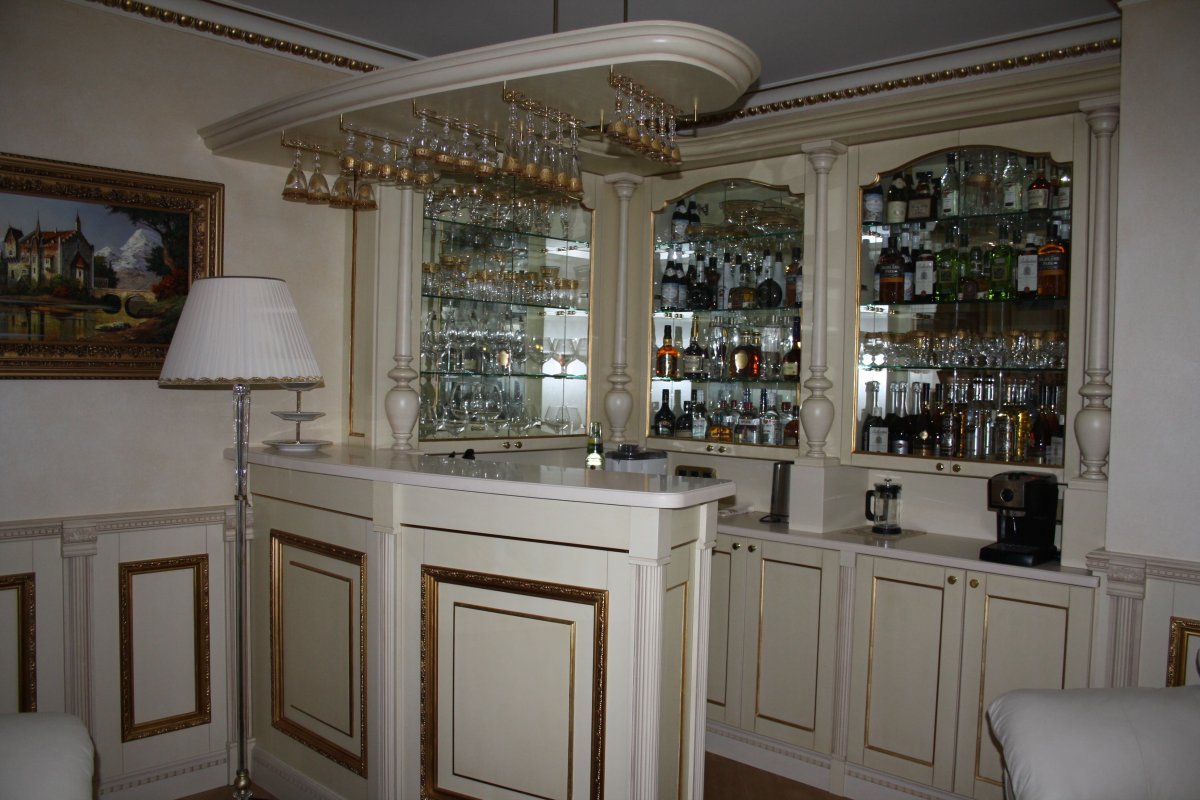 Полка над барной стойкой классика