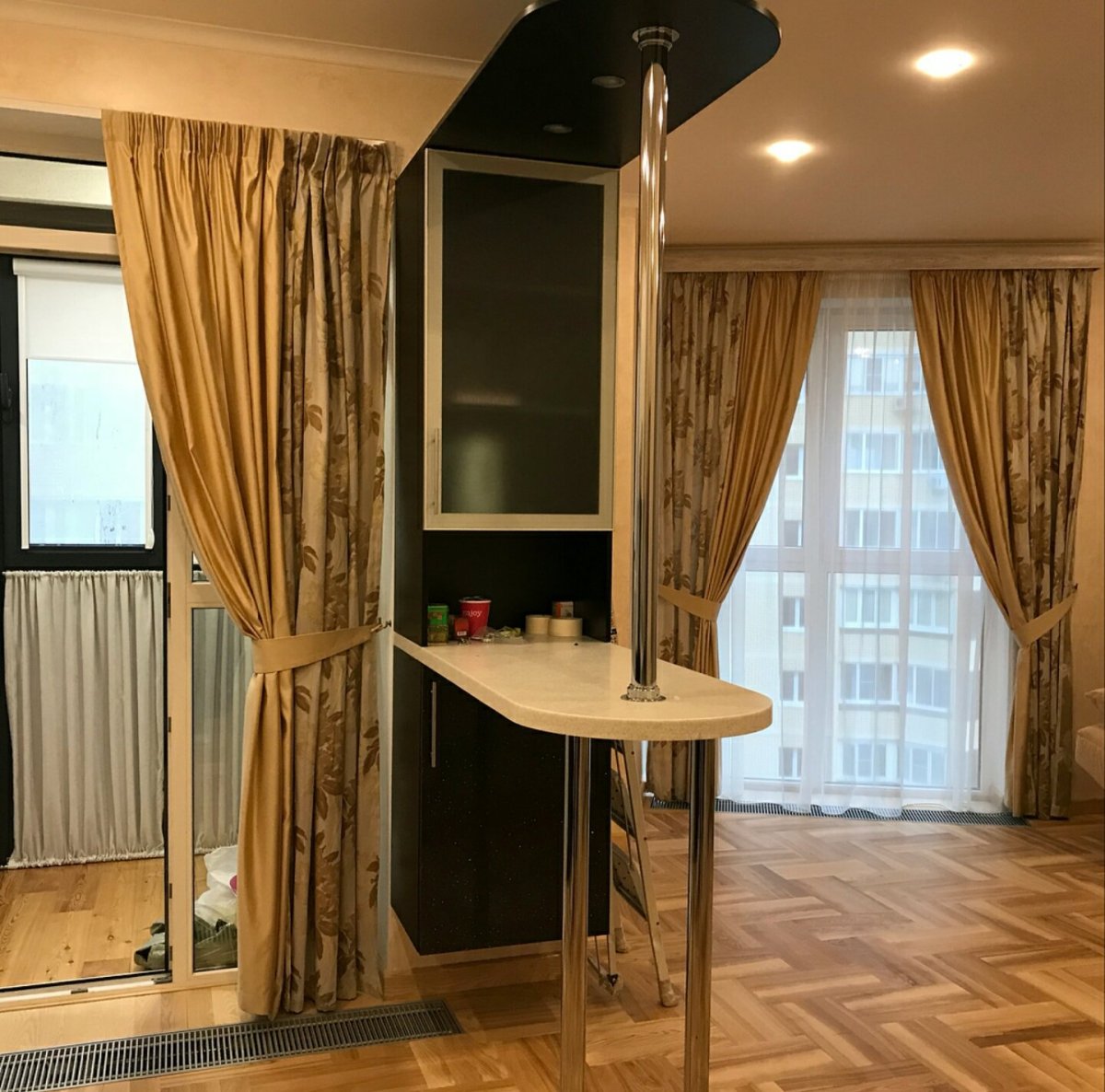 Шторы в гостиную совмещенную с кухней