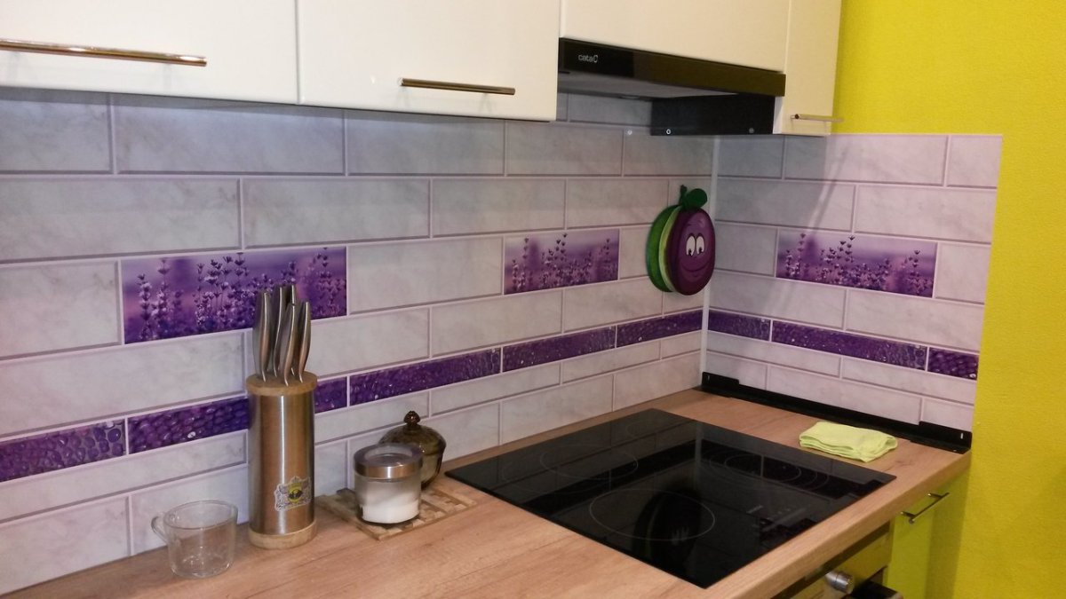 Фиолетовый фартук на кухне плитка