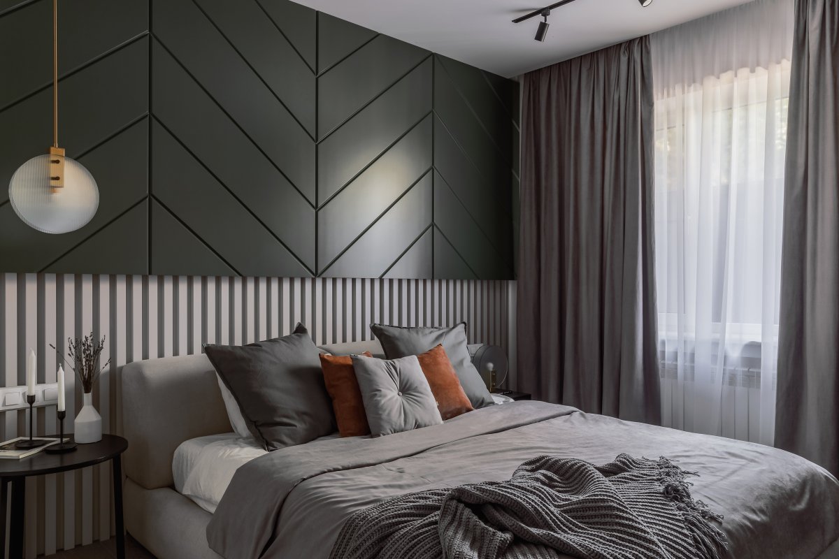 Светлая спальня с деревянными рейками