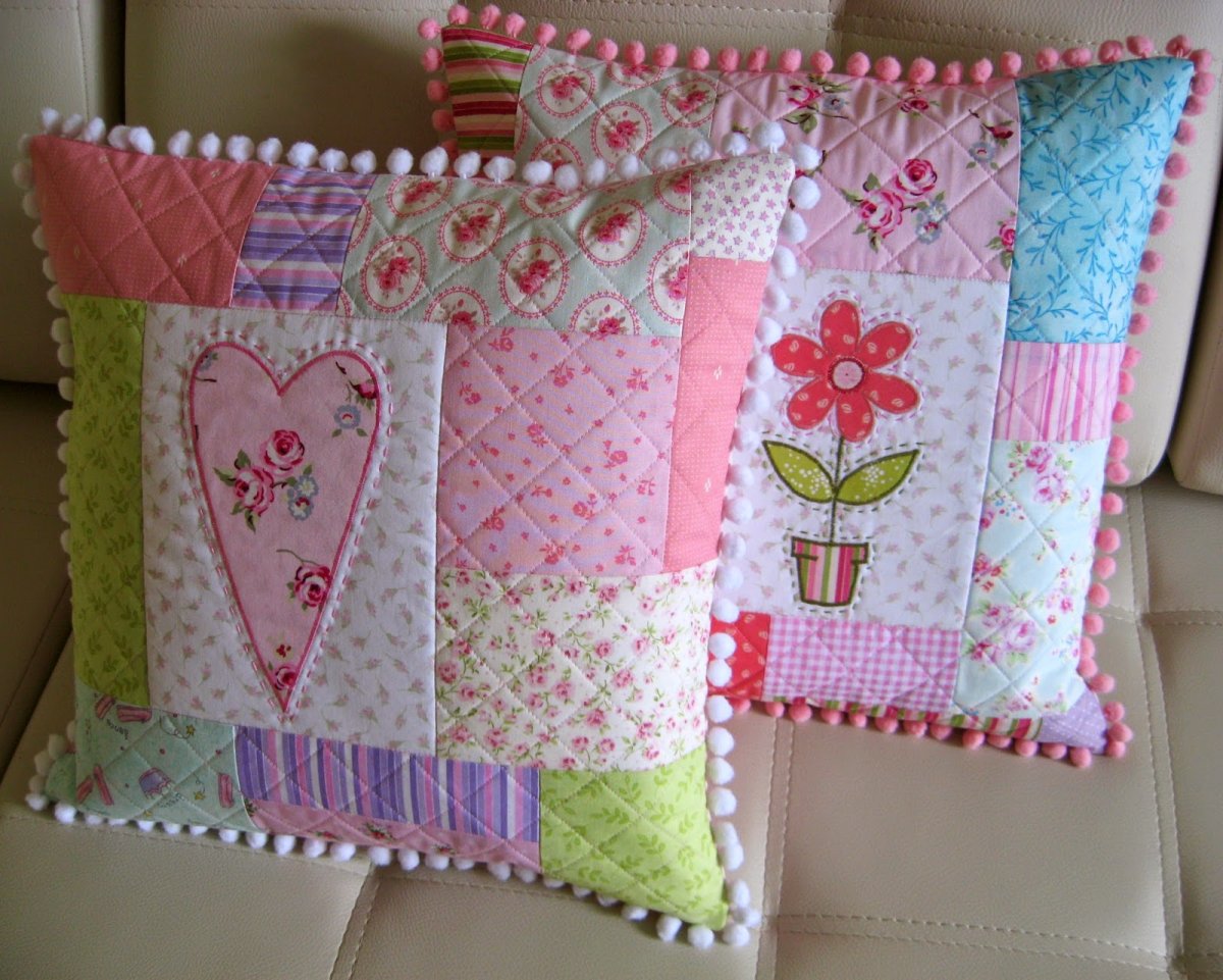 Подушки в стиле пэчворк домики