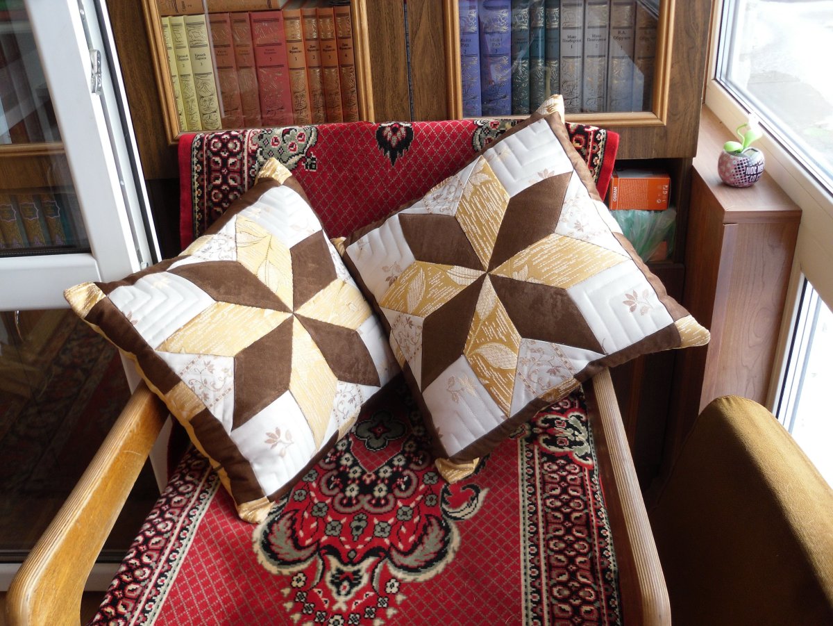 Подушки из лоскутков мебельной ткани