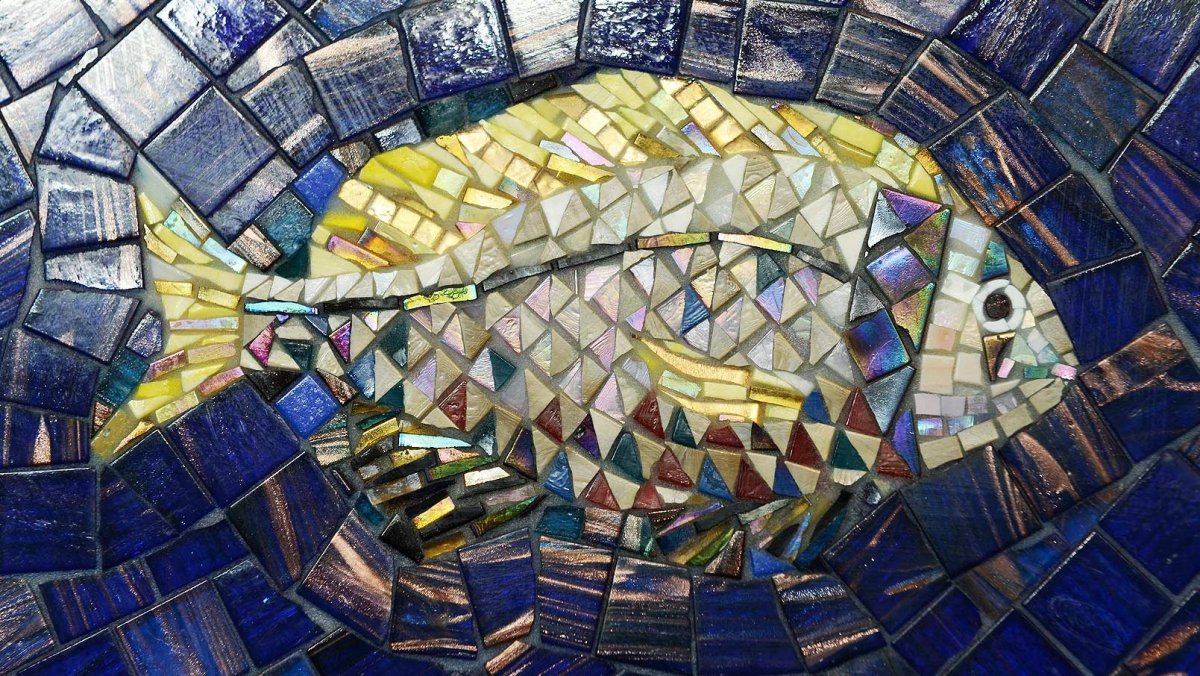 Мозаика из гальки волны