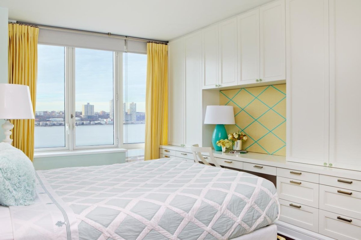 Горчичные шторы в интерьере спальни