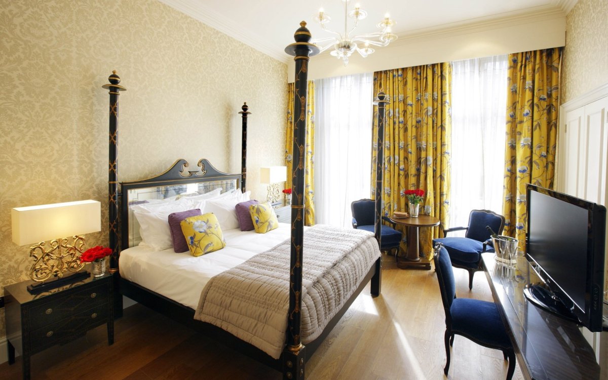 Желтые шторы в спальне