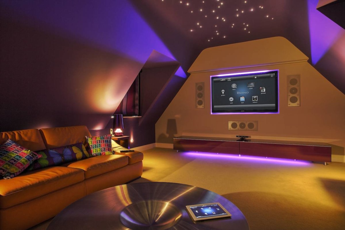 Комната с неоновой подсветкой