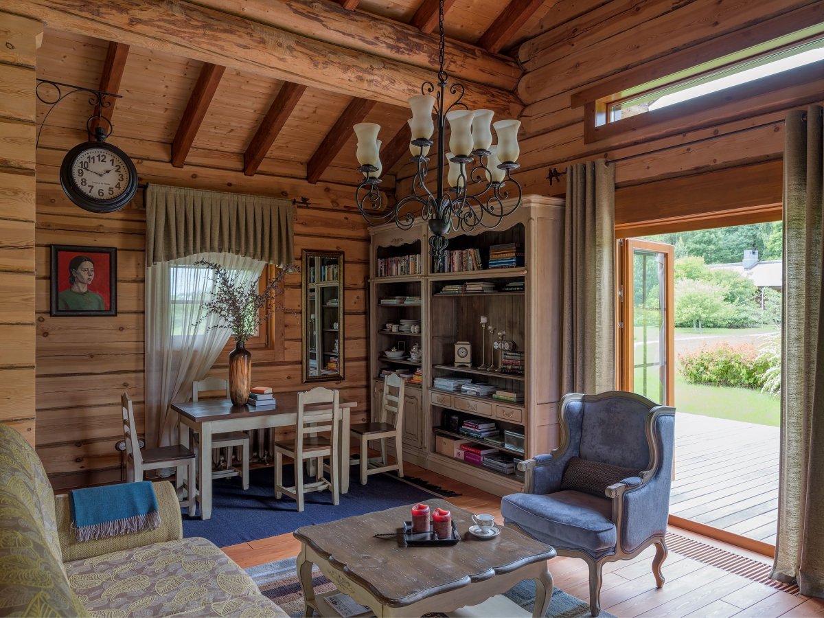 Уютный деревянный домик внутри