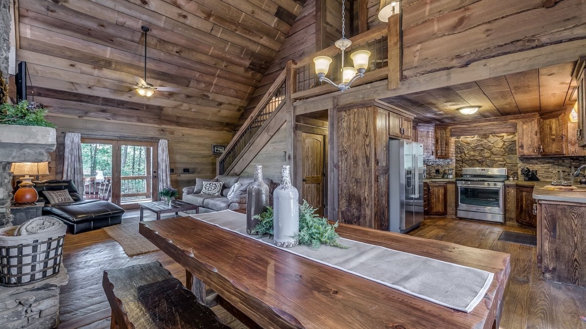 Уютная гостиная в деревянном доме