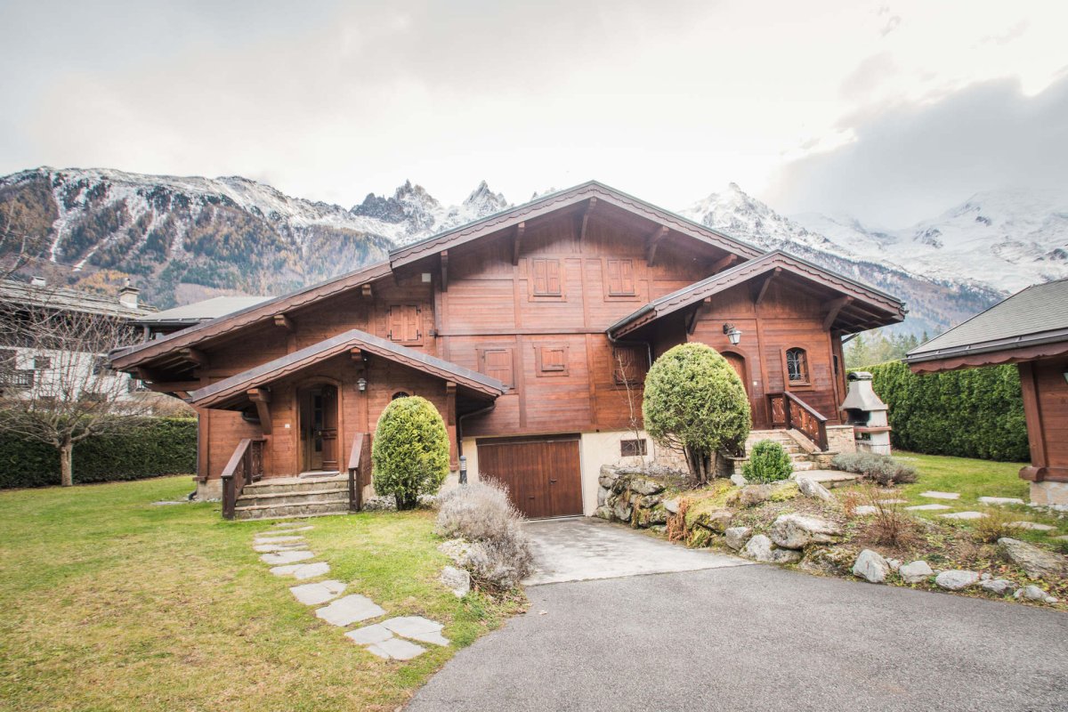 Сарай в альпийском стиле