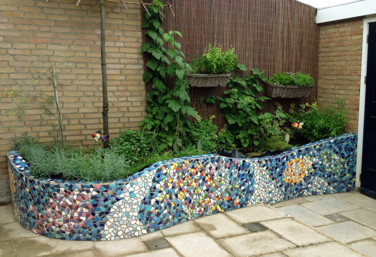 Клумба из бордюров