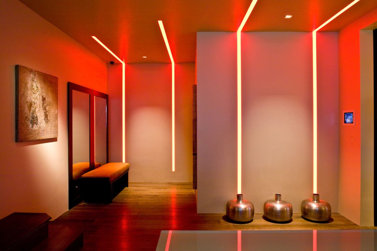 Красное освещение в комнате