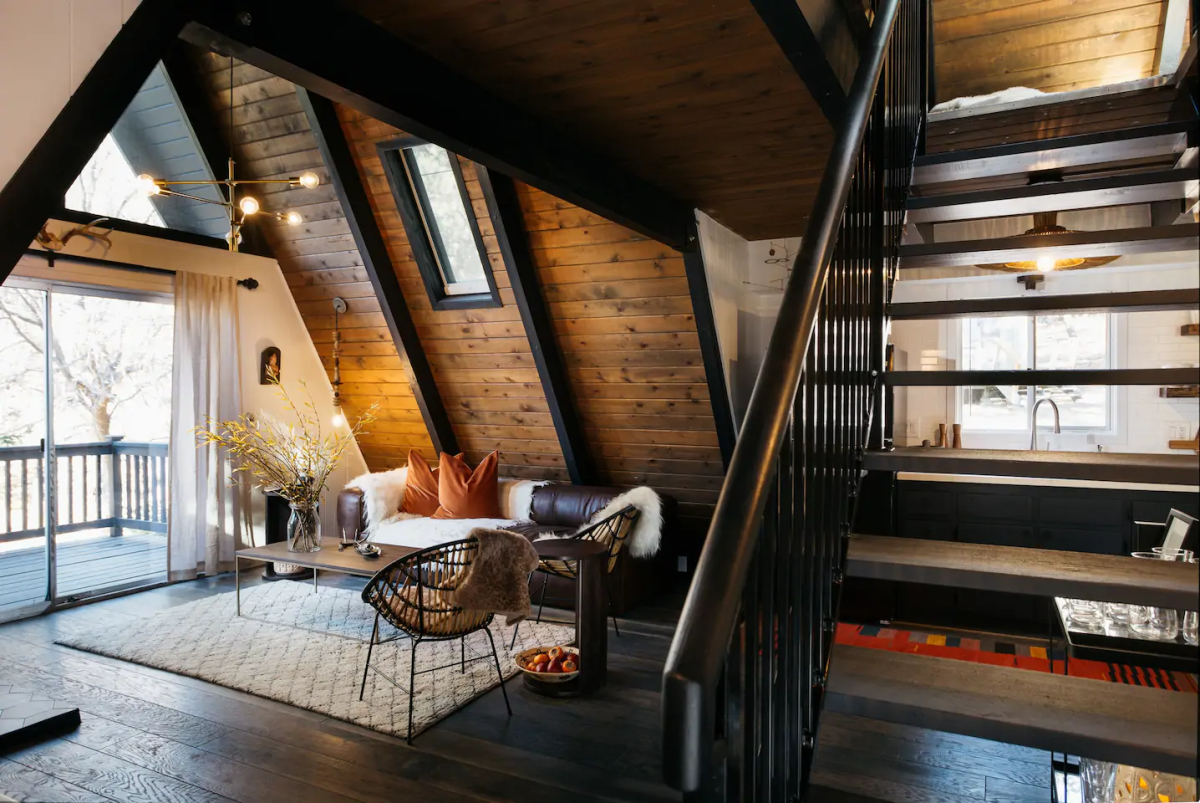 Мансарда в деревенском стиле на даче