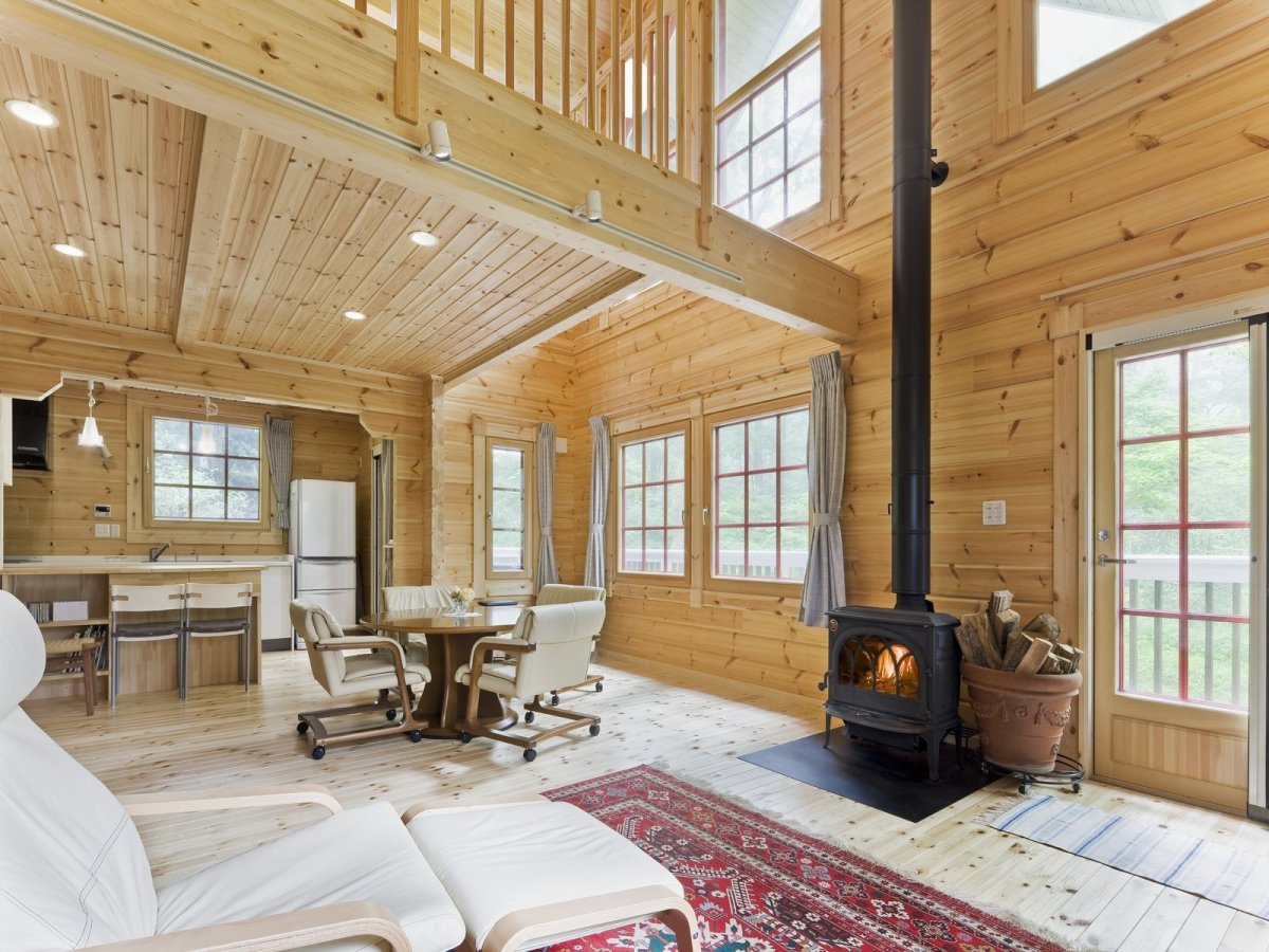 Деревянная лестница в стиле Шале