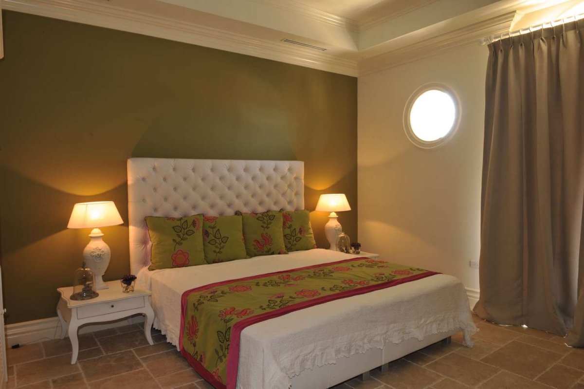 Интерьер спальни в оливковых тонах