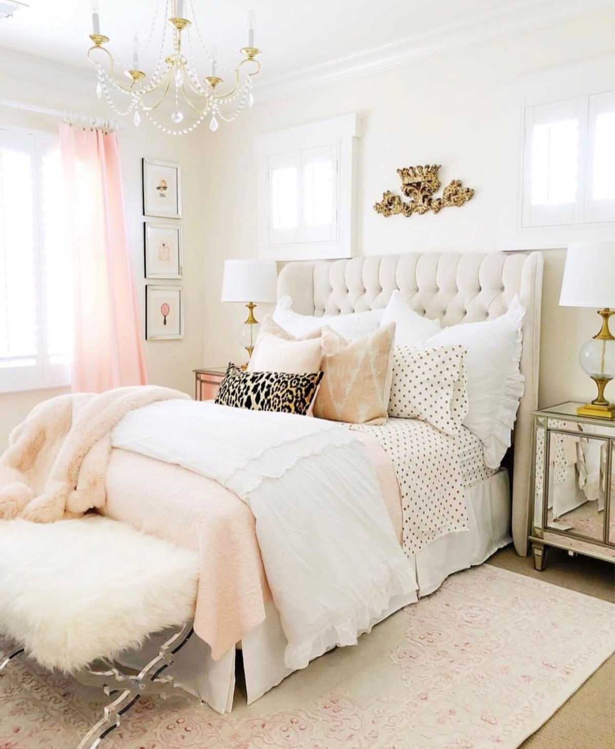 Спальня для девочки в белых тонах